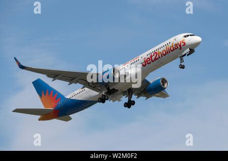 Ein Jet2 Boeing757-200 zieht aus Manchester International Airport (nur redaktionelle Nutzung) Stockfoto