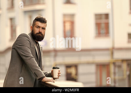 Entspannen und erholen Sie sich. Man bärtige hipster Pappbecher Kaffee trinken. Noch ein Schluck Kaffee. Kaffeegenuss unterwegs. Geschäftsmann gepflegt aussehen genießen Sie Kaffee Pause aus Business Center. Stockfoto