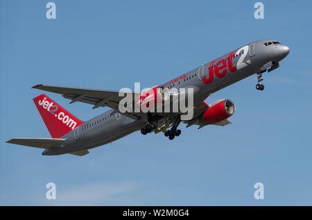 Ein Jet2 Boeing757-200 zieht aus Manchester International Airport (nur redaktionelle Nutzung) Stockfoto