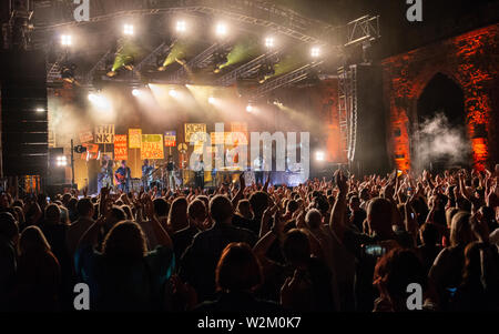 Coventry, Großbritannien, 9. Juli 2019. Die Specials, spielen ein Homecoming live Konzert in der Kathedrale von Coventry Ruinen, als Teil ihrer Tour zum 40. Geburtstag der Band feiern. Credit: Ernesto Rogata/Alamy Leben Nachrichten. Stockfoto