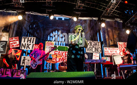 Coventry, Großbritannien, 9. Juli 2019. Die Specials, spielen ein Homecoming live Konzert in der Kathedrale von Coventry Ruinen, als Teil ihrer Tour zum 40. Geburtstag der Band feiern. Credit: Ernesto Rogata/Alamy Leben Nachrichten. Stockfoto