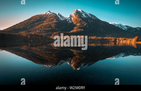 Fantastischer Sonnenaufgang am Hintersee. Schöne Szene von Bäumen auf einer Insel im Frühling in Berchtesgaden Deutschland Stockfoto