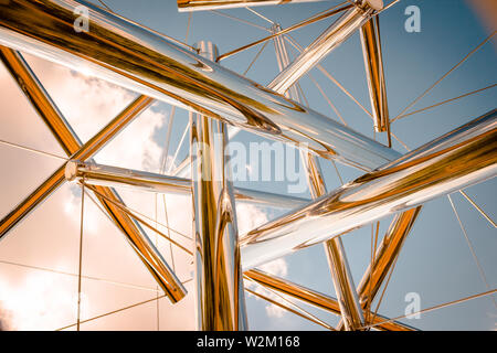 Blick in den Himmel durch eine abstrakte Chrom statue am Frederik Meijer Gardens Stockfoto