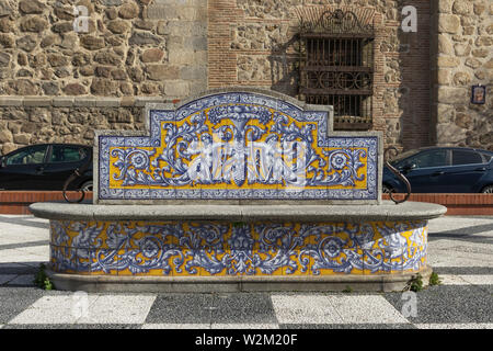 Keramik Sitzbank von Ruiz de Luna in Talavera de la Reina, Spanien, 17. Februar 2019 Stockfoto