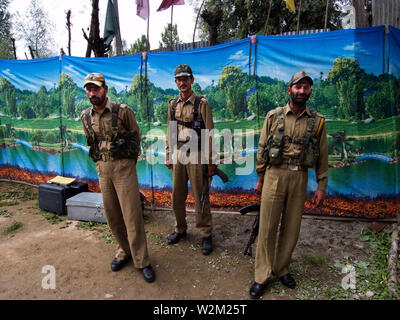 Indische Soldaten in Uri, Kaschmir, Indien. 27. Mai 2008. Bekannt für seine natürliche Schönheit, Kaschmir bezieht sich auf die indische verabreichten Bundesstaat Jammu und Kashmir bestehend aus dem Tal, Jammu und Kaschmir, Ladakh, die pakistanischen verwalteten Provinzen des nördlichen Gebieten und Azad Kaschmir und der chinesischen Region Aksai Chin verwaltet. Kaschmir ist der Schlüssel zu der Streit zwischen Indien und Pakistan seit ihrer Unabhängigkeit von den Briten in 1947 gewesen. Jedes Land Ansprüche Kaschmir als Teil seines Territoriums. Seit 1989 der Streit um Kaschmir hat einen heftigen Drehen im Tal; der Kaschmir Stockfoto