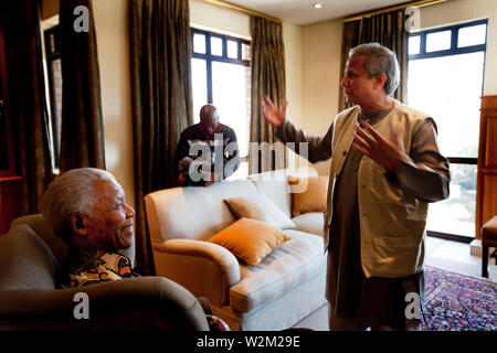 Bangladeshi Friedensnobelpreisträger Prof. Muhammad Yunus trifft Nelson Mandela, ehemaliger Präsident von Südafrika, der Führer der African National Congress (ANC) und ein Gefährte Friedensnobelpreis Empfängers an der Nelson Mandela Stiftung in Johannesburg. Die beiden kamen zusammen, um anlässlich der Siebten Nelson Mandela jährliche Vortrag, wo Prof. Yunus war eine Rede zu halten. Nelson Mandela, als Madiba in seiner Heimat bekannt, wird 91 Jahre alt Am 18. Juli dieses Jahres. Johannesburg, Südafrika. Juli 10, 2009. Stockfoto