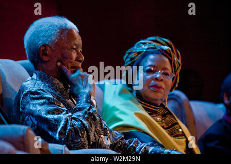 Nelson Mandela, ehemaliger Präsident von Südafrika und Friedensnobelpreisträger mit seiner Frau Graca Machel, auf der Bühne während der 7. jährlichen Nelson Mandela Vortrag von Friedensnobelpreisträger aus Bangladesch Banker und Gründer der Grameen Bank Professor Muhammad Yunus. Auch als Madiba in seiner Heimat bekannt, Nelson Mandela wird 91 biegen Sie am 18. Juli dieses Jahres. Johannesburg, Südafrika. Juli 11, 2009. Stockfoto