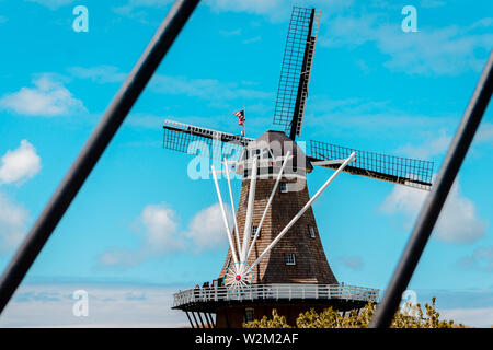 Eingerahmt von De Zwaan Windmühle in Holland Michigan von der Brücke Stockfoto