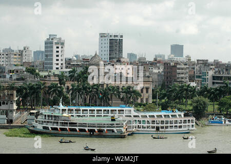 Die historische Ahsan Manjil an Kumartoli am Ufer des Flusses Buriganga, Dhaka, Bangladesch. Das Schloss als Residenz und Hof des Nawabs von Dhaka verwendet worden. Es wurde 1872 von Nawab Khwaja Abdul Ghani gebaut. Ahsan Manzil ist einer der bedeutenden architektonischen Denkmälern des Landes. Es wurde in ein Museum vor kurzem gedreht worden. 17. August 2005. (Quelle: Banglapedia) Stockfoto