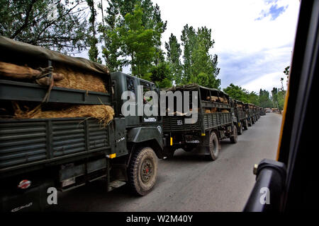 Militärkonvoi auf dem Weg nach Uri. Kaschmir, Indien. 27. Mai 2008. Bekannt für seine natürliche Schönheit, Kaschmir bezieht sich auf die indische verabreichten Bundesstaat Jammu und Kashmir bestehend aus dem Tal, Jammu und Kaschmir, Ladakh, die pakistanischen verwalteten Provinzen des nördlichen Gebieten und Azad Kaschmir und der chinesischen Region Aksai Chin verwaltet. Kaschmir ist der Schlüssel zu der Streit zwischen Indien und Pakistan seit ihrer Unabhängigkeit von den Briten in 1947 gewesen. Jedes Land Ansprüche Kaschmir als Teil seines Territoriums. Seit 1989 der Streit um Kaschmir hat einen heftigen biegen Sie in der Senke berücksichtigt; Stockfoto