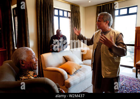 Bangladeshi Friedensnobelpreisträger Prof. Muhammad Yunus trifft Nelson Mandela, ehemaliger Präsident von Südafrika, der Führer der African National Congress (ANC) und ein Gefährte Friedensnobelpreis Empfängers an der Nelson Mandela Stiftung in Johannesburg. Die beiden kamen zusammen, um anlässlich der Siebten Nelson Mandela jährliche Vortrag, wo Prof. Yunus war eine Rede zu halten. Nelson Mandela, als Madiba in seiner Heimat bekannt, wird 91 Jahre alt Am 18. Juli dieses Jahres. Johannesburg, Südafrika. Juli 10, 2009. Stockfoto