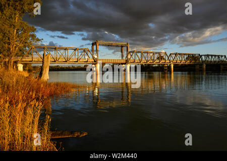 Am späten Nachmittag Licht auf der Abbotsford Brücke über den Murray River zwischen Yelta Curlwaa NSW und Victoria, Australien. Stockfoto