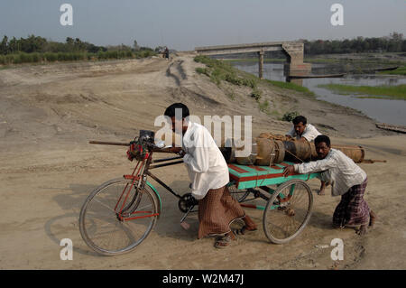 Ein schwer beladener Rikscha van. Kalihati, Tangail, Bangladesch. März 4, 2008. Stockfoto