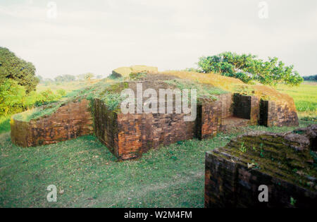 Salban Vihar, eines der zahlreichen buddhistischen archeological Sites dating etwa vom 7. bis 12. Jahrhundert CE, bei Mainamati, Comilla, Bangladesch. Dies war ein pädagogisches Zentrum mit Wohnanlagen bestehend aus 115 Zellen. Die mainamati Website Museum, neben Salvan Bihara gelegen, beherbergt eine gute Sammlung von Dingen von diesen Seiten gefunden. 2000. Stockfoto