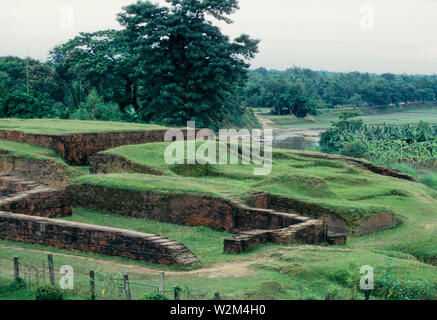 Salban Vihar, eines der zahlreichen buddhistischen archeological Sites dating etwa vom 7. bis 12. Jahrhundert CE, bei Mainamati, Comilla, Bangladesch. Dies war ein pädagogisches Zentrum mit Wohnanlagen bestehend aus 115 Zellen. Die mainamati Website Museum, neben Salvan Bihara gelegen, beherbergt eine gute Sammlung von Dingen von diesen Seiten gefunden. 2000. Stockfoto