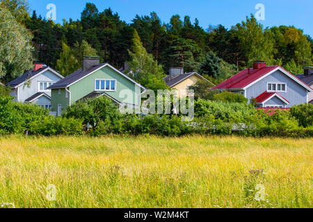 Bunten Holzhäusern inmitten von viel Grün in einem Vorort von Turku, Finnland. Stockfoto