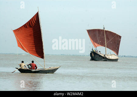 Fischer fischen im Fluss Padma vom Boot aus. Aricha Ghat, Manikganj, Bangladesch. 20. Mai 2005. Stockfoto