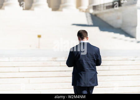 Washington DC, USA - 12. Oktober 2018: People business Mann Nahaufnahme zurück auf die Schritte der Oberste Gerichtshof Gebäude Marmortreppen auf Kapital capitol Hi Stockfoto