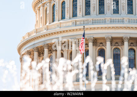 US-Kongress Kuppel mit Vordergrund Brunnen planschen und amerikanische Flagge schwenkten in Washington DC auf dem Capitol Hill Stockfoto