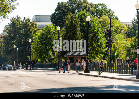 Washington DC, USA - 12. Oktober 2018: National Mall erste Straße nordöstlich vom Obersten Gerichtshof auf Capital Hill mit Überqueren der Straße Stockfoto