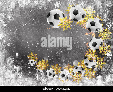 Fußball Weihnachten Hintergrund. Fußball Bälle im Kreise mit weißen und goldenen Schneeflocken auf einem grauen Hintergrund fliegen. Stockfoto