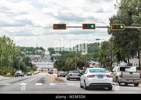 Tallahassee, USA - 26. April 2018: Hauptstadt Straße Straße Autobahn mit Autos im Stau in Florida Tag mit Lichtsignal Stockfoto