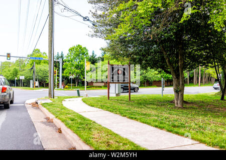 Mclean, USA - 28. April 2019: Zeichen für Fairfax County staatliche Center in Virginia Straße mit Kugeln Hill Road Stockfoto