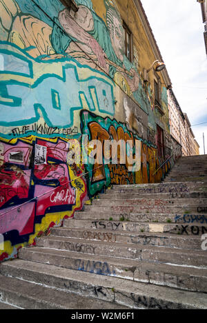 Treppen und Graffiti in La Croix-Rousse Bezirk, früher Seide Hersteller Nachbarschaft während des 19. Jahrhunderts, jetzt eine modische Künstlerviertel, L Stockfoto