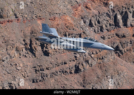 Flugzeug F-18 Jet Fighter Star Wars Canyon im Death Valley, Kalifornien fliegen Stockfoto