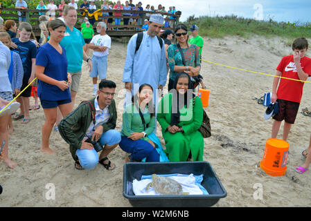 Melbourne Beach, Florida, USA. Juli 9, 2019. Nach einem Aufenthalt an der Brevard Zoo Sea Turtle Healing Center, juvenile Grüne Meeresschildkröte Kona wurde in den Atlantischen Ozean durch eine Partnerschaft mit dem Barrier Island Center zurück. Mit der Zulassung zu den Healing Center am 7. April, Kona erschienen lethargisch, in Bewuchs bedeckt war und hatte Mühe, die unter Wasser. Dieses Meer Schildkröte war mit Medikamenten, Flüssigkeiten und nahrhafte Lebensmittel durch Zoo Mitarbeiter und Freiwilligen behandelt. Kredit Julian Porree/Alamy leben Nachrichten Stockfoto