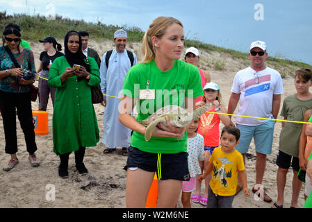 Melbourne Beach, Florida, USA. Juli 9, 2019. Nach einem Aufenthalt an der Brevard Zoo Sea Turtle Healing Center, juvenile Grüne Meeresschildkröte Kona wurde in den Atlantischen Ozean durch eine Partnerschaft mit dem Barrier Island Center zurück. Mit der Zulassung zu den Healing Center am 7. April, Kona erschienen lethargisch, in Bewuchs bedeckt war und hatte Mühe, die unter Wasser. Dieses Meer Schildkröte war mit Medikamenten, Flüssigkeiten und nahrhafte Lebensmittel durch Zoo Mitarbeiter und Freiwilligen behandelt. Kredit Julian Porree/Alamy leben Nachrichten Stockfoto