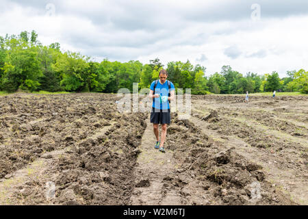 Krater des Diamanten State Park mit Mann auf der Suche nach Mineralien brauner Boden in Arkansas Schmutz Landschaft wiese feld Stockfoto
