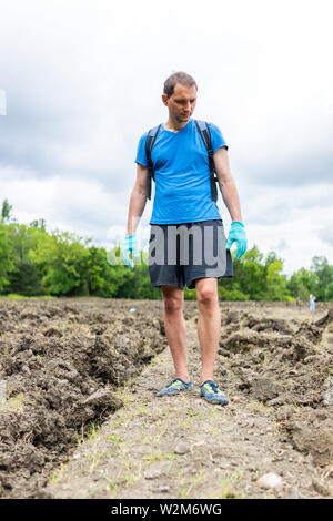 Menschen wandern auf der Suche nach Mineralien brauner Boden in Arkansas Schmutz Landschaft wiese feld im Krater des Diamanten State Park Stockfoto