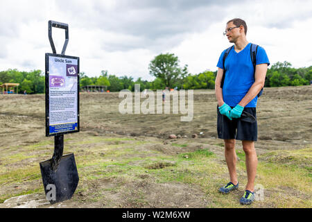 Murfreesboro, USA - Juni 5, 2019: Krater des Diamanten State Park in Arkansas mit Mann lesen Zeichen für Uncle Sam größten gefundenen Diamanten Stockfoto