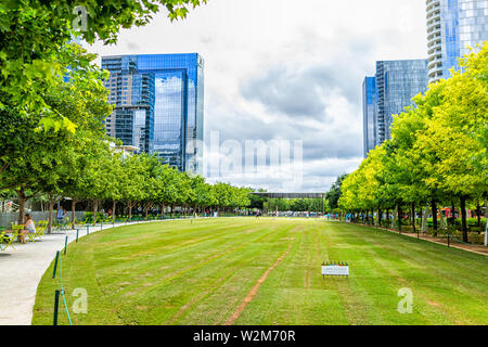 Dallas, USA - Juni 7, 2019: Downtown Klyde Warren Park im Sommer mit Rasen Gras und Stadtbild Stockfoto