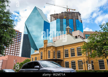 Dallas, USA - Juni 7, 2019: Downtown Skyline skyline die Suche nach niedrigen Winkel mit Gebäuden und Bau kran Stockfoto