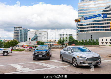 Dallas, USA - Juni 7, 2019: Downtown Highway in der Stadt im Sommer mit den Woodall Rodgers Freeway unterzeichnen und Autos im Verkehr mit Stadtbild Stockfoto