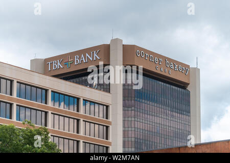 Dallas, USA - Juni 7, 2019: Innenstadt von Gebäuden und Zeichen für TBK Bank in Texas City mit Corner Bakery Cafe Stockfoto