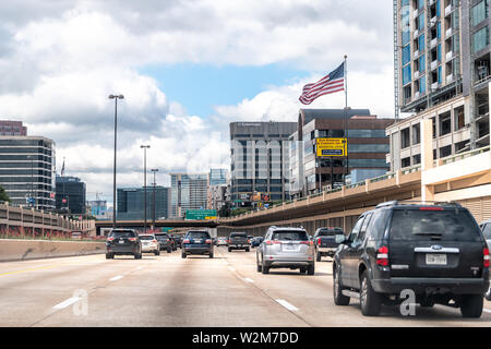 Dallas, USA - Juni 7, 2019: Highway 75 in der Stadt im Sommer mit Autos im Verkehr mit amerikanischer Flagge schwenkten in Downtown Stockfoto