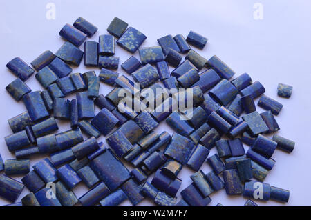 Lapis Lazuli natürliche Farbe Perlen, verschiedene Qualitäten und Pyrit Eingliederung, Ursprung in Afghanistan. Stockfoto