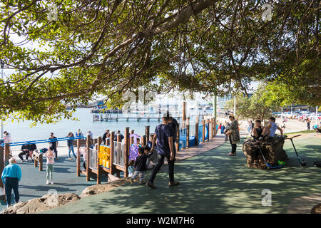 Wollongong, NSW, Australia-June 10, 2019: die Menschen genießen die langen Wochenende in Wollongong, der drittgrößten Stadt von NSW, zum Fallschirmspringen bekannt, Galerien Stockfoto