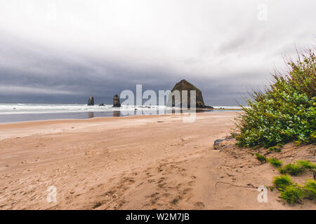 Cannon Beach ist eine Stadt im Clatsop County, Kansas, United States, dramatische Wetter vor einem regen Sturm, Tourismus, Reisen, USA, Sand, Landschaft, Stadtlandschaft Stockfoto