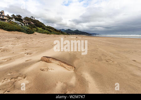 Cannon Beach ist eine Stadt im Clatsop County, Kansas, United States, dramatische Wetter vor einem regen Sturm, Tourismus, Reisen, USA, Sand, Landschaft, Stadtlandschaft Stockfoto