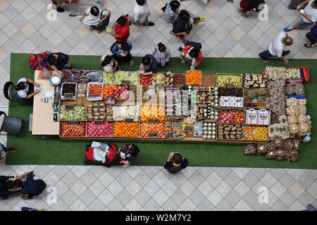 Jul 6, 2019 Menschen, die Früchte am Kraftwerk Mall kaufen, Makati City, Philippinen Stockfoto