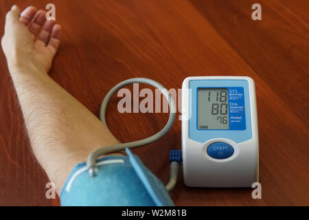 Men's Health Check Blutdruck und Herzfrequenz mit Stockfoto