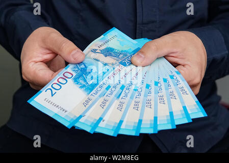 Neue Russische Banknoten im Jahr 2000 Rubel in männlichen Händen lauten Stockfoto