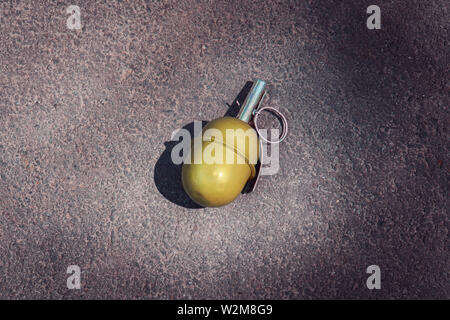 Handgranate RGD-5 auf Asphalt. verlassene verloren Granatapfel Grün auf dem Bürgersteig. splittergranate Stockfoto