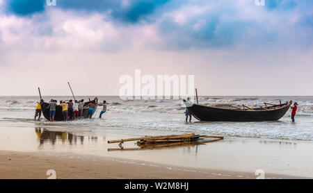 Digha, West Bengal, Indien - Mai 30,2019. Fischer kämpft um ihre Angeln boot Abschleppen in den Ozean bevor wir zum Angeln. Stockfoto