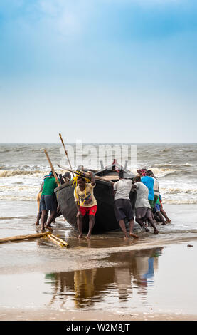 Digha, West Bengal, Indien - Mai 30,2019. Fischer kämpft um ihre Angeln boot Abschleppen in den Ozean bevor wir zum Angeln. Stockfoto