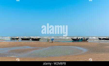 Digha, West Bengal, Indien.-Mai 30,2019. Fischer zurück nach dem Fang kleiner Fische und verkaufen sie an die Großhändler in den lokalen Markt. Stockfoto